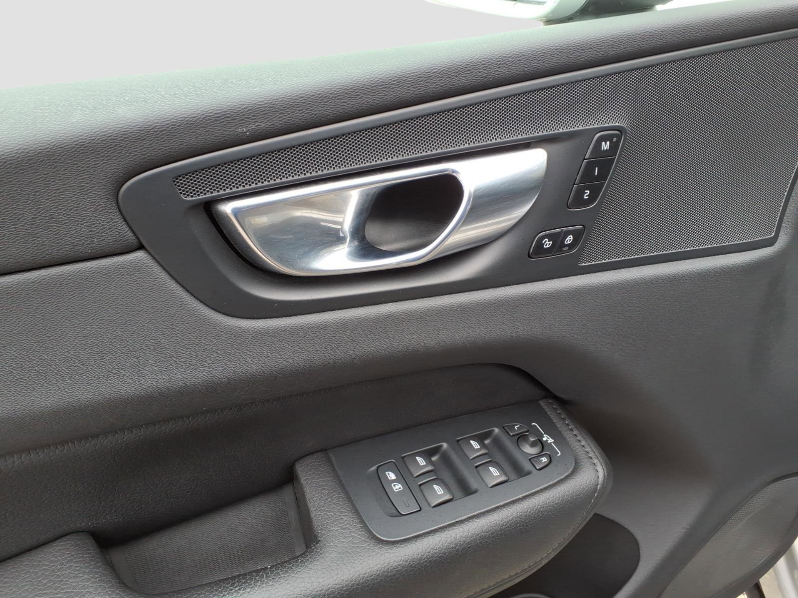 Used 2022 Volvo XC60 B5 Momentum w/ Advanced Package image 14