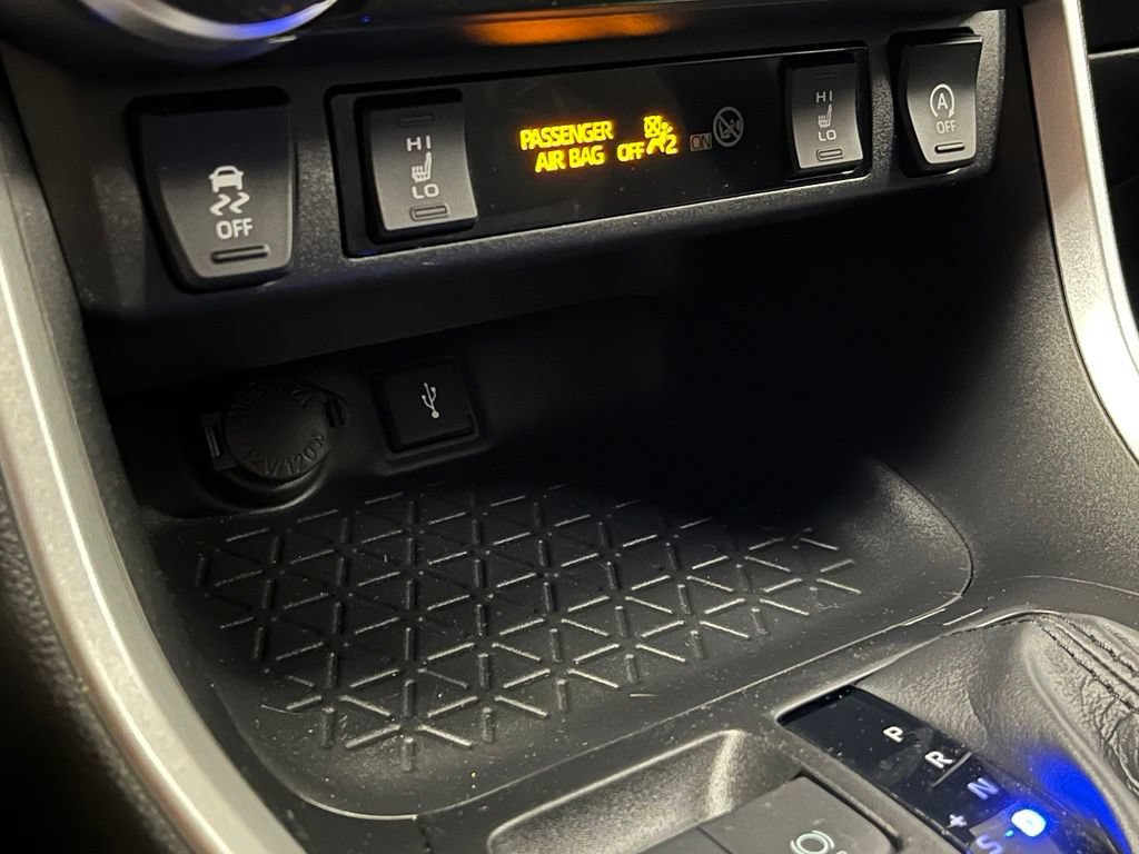 Used 2020 Toyota RAV4 XLE w/ Convenience Package AWD/4WD image 12