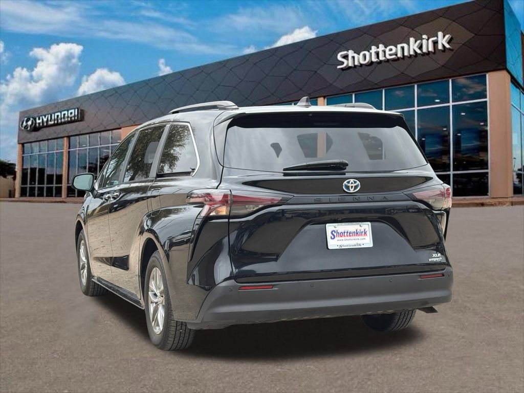 Used 2024 Toyota Sienna XLE image 7