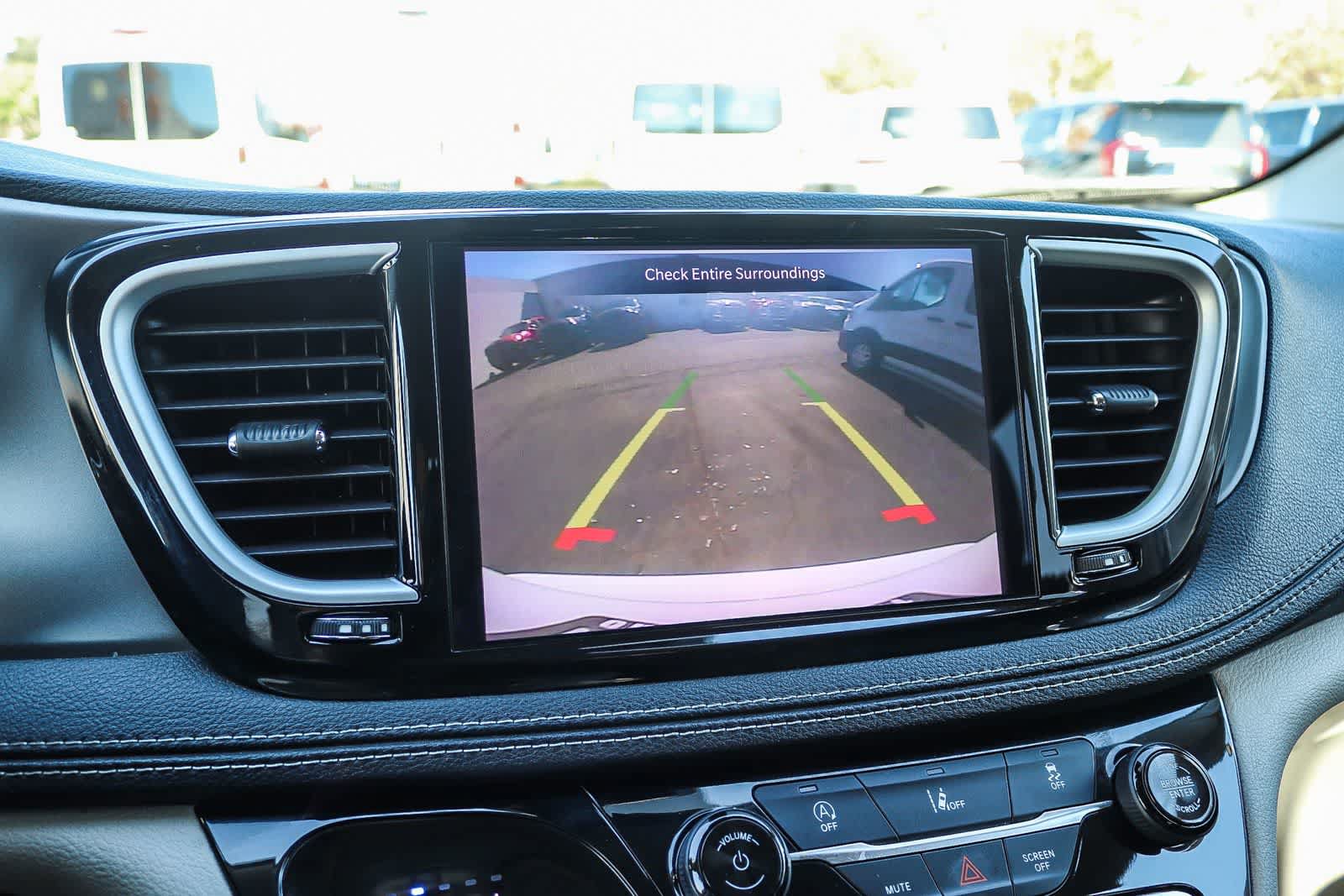 Used 2022 Chrysler Pacifica Touring-L FWD image 25