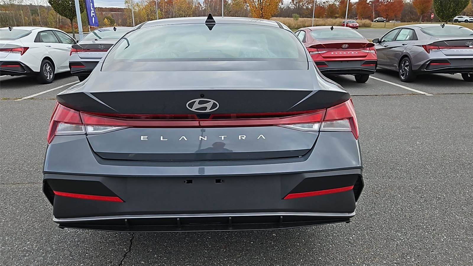 New 2025 Hyundai Elantra SE image 6