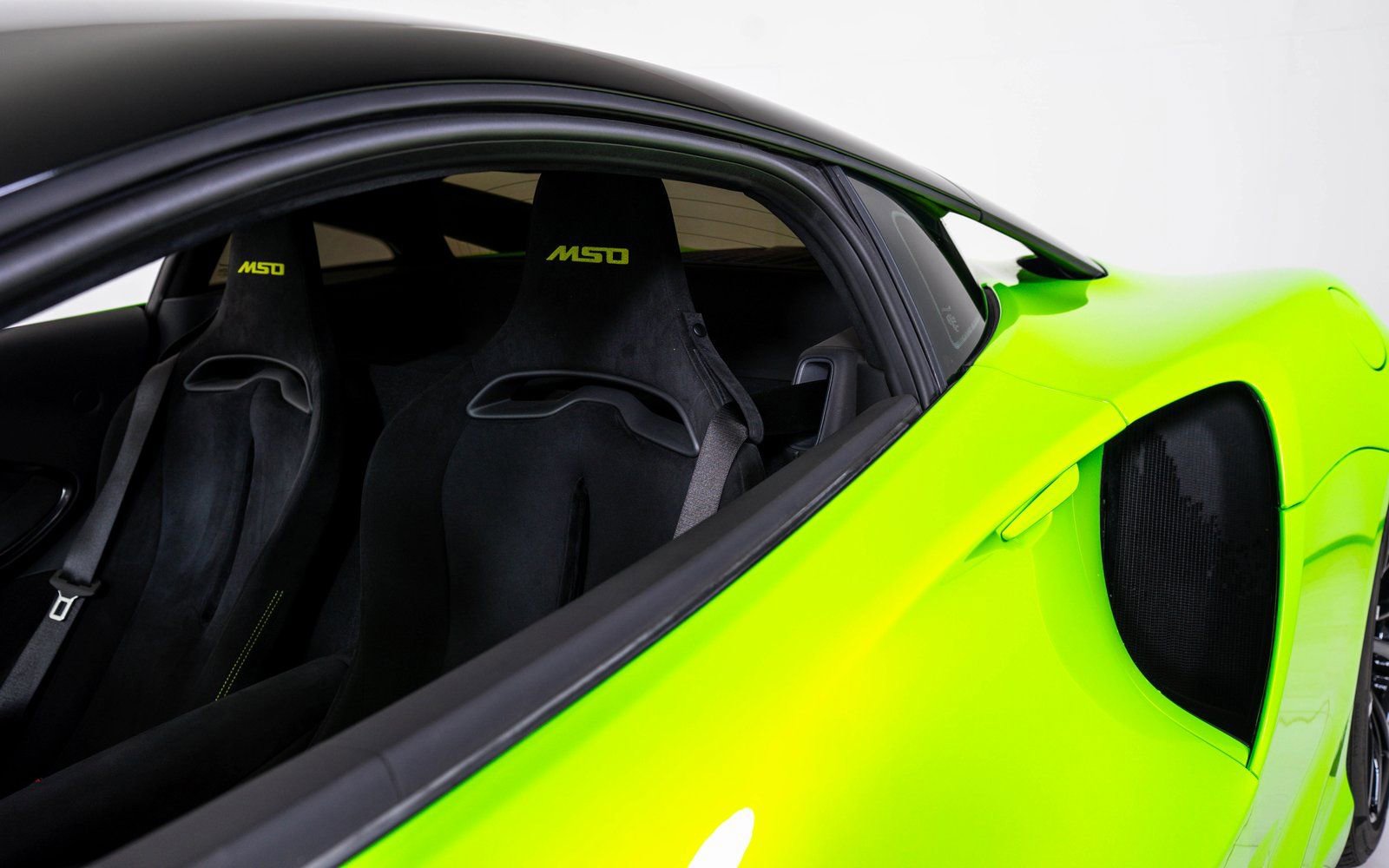 Used 2024 McLaren Artura RWD image 12