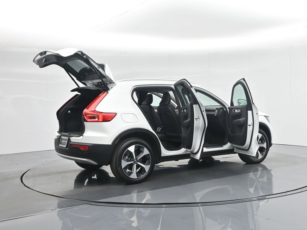 Used 2025 Volvo XC40 B5 Plus image 5