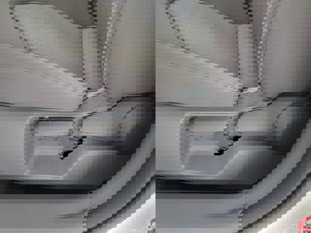 Used 2018 Toyota Camry L image 16