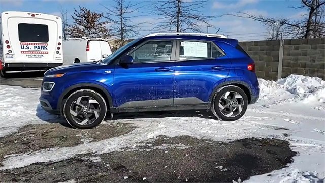Used 2023 Hyundai Venue Limited w/ Cargo Package image 4