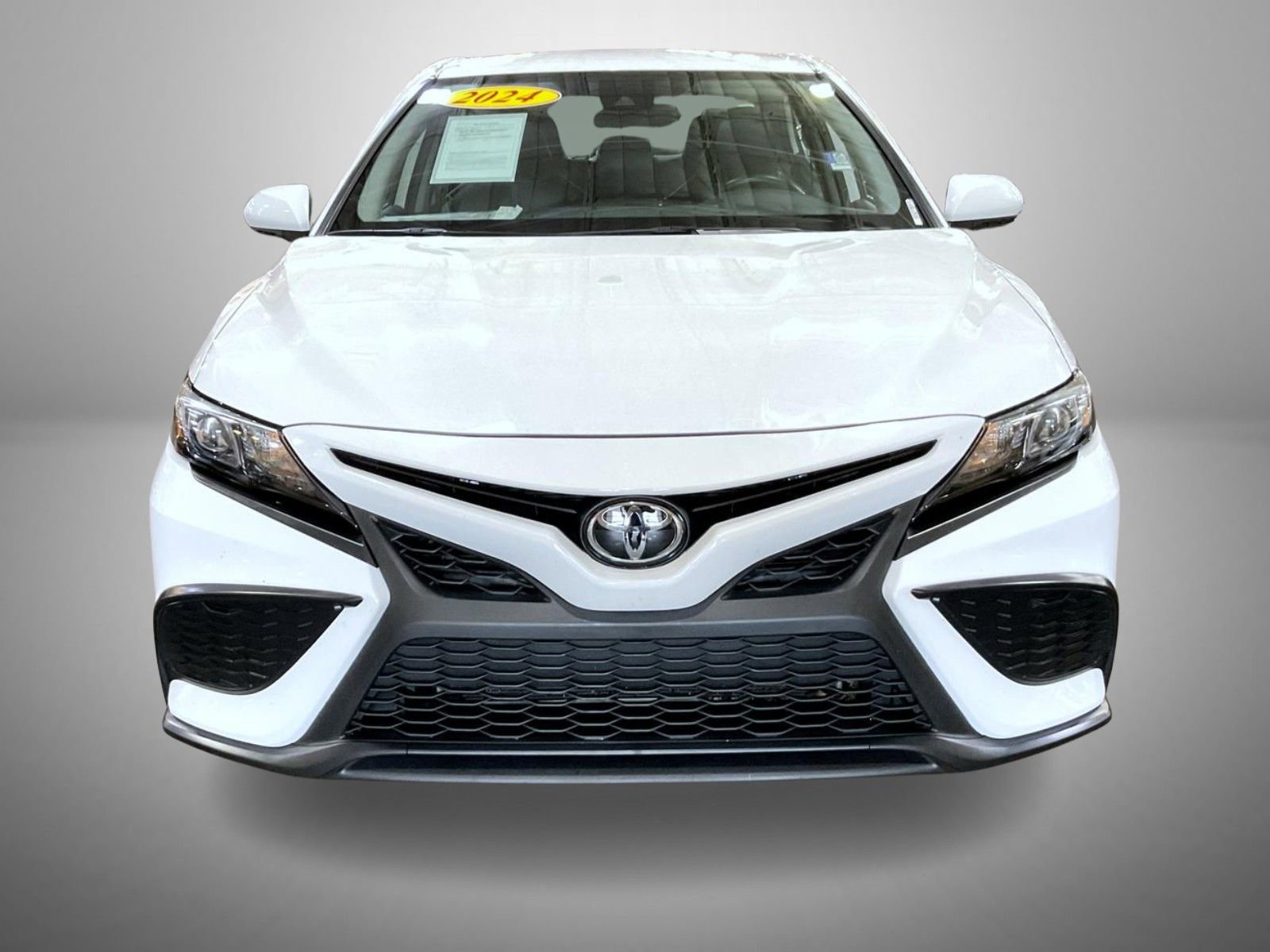 Used 2024 Toyota Camry SE image 2