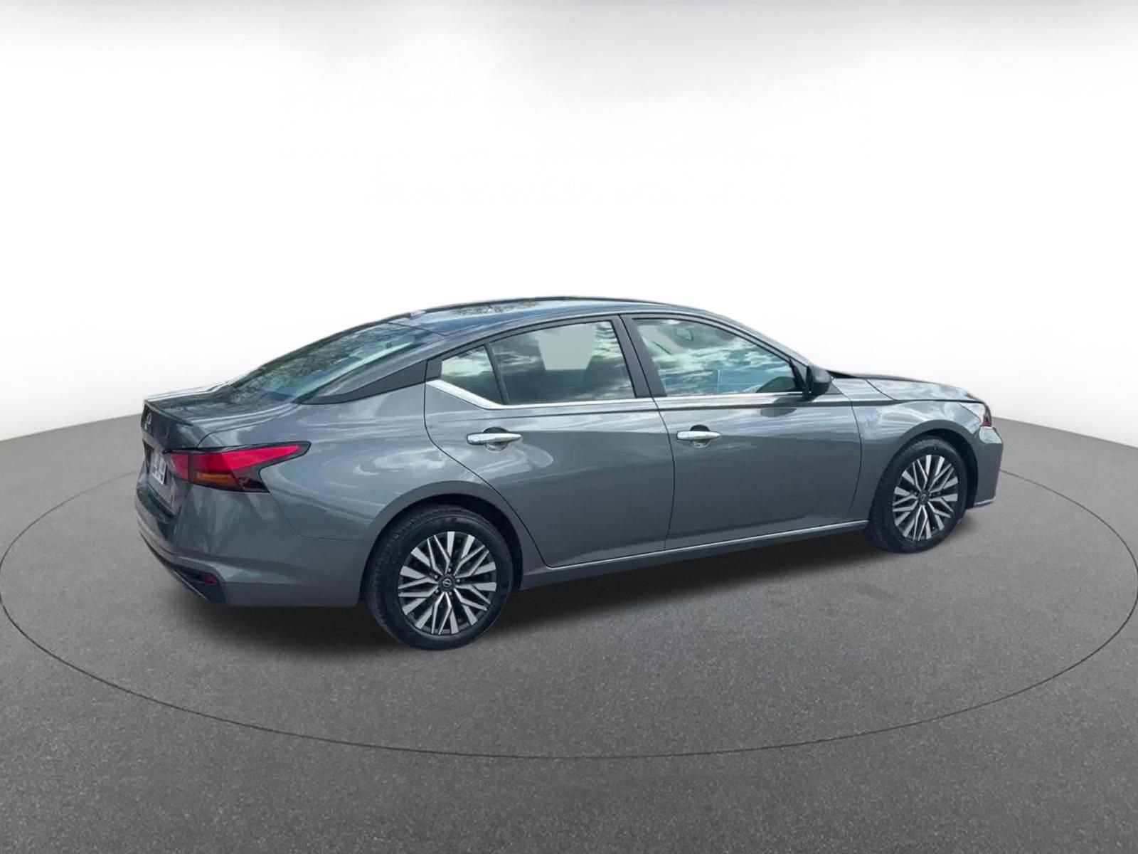 Used 2025 Nissan Altima 2.5 SV FWD image 14