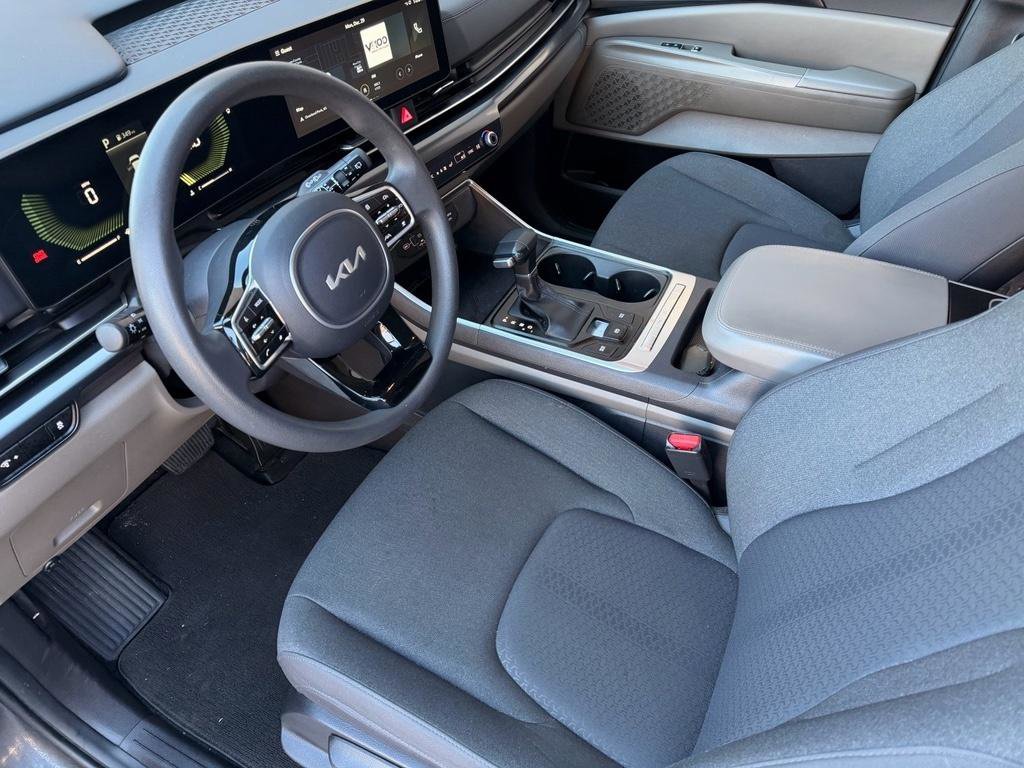 Used 2025 Kia Carnival LX image 12