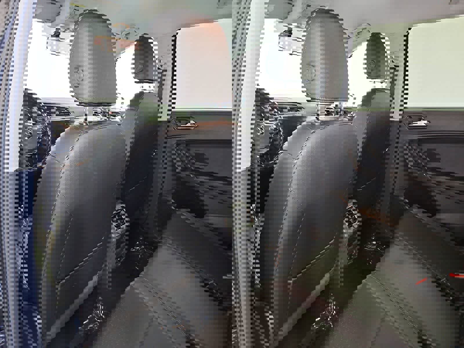 Used 2018 Volkswagen Tiguan SE image 18