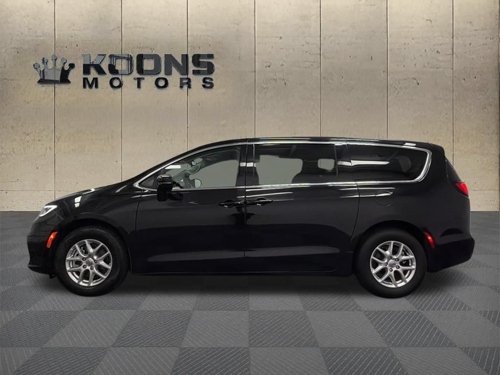 Used 2024 Chrysler Pacifica Touring-L FWD image 4