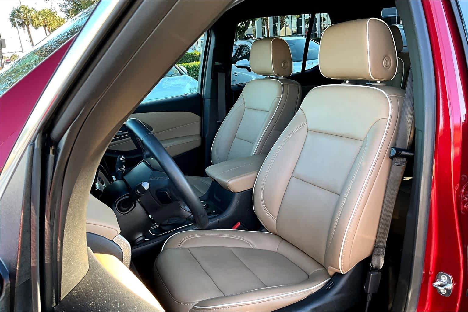 Used 2023 Chevrolet Traverse Premier FWD image 9