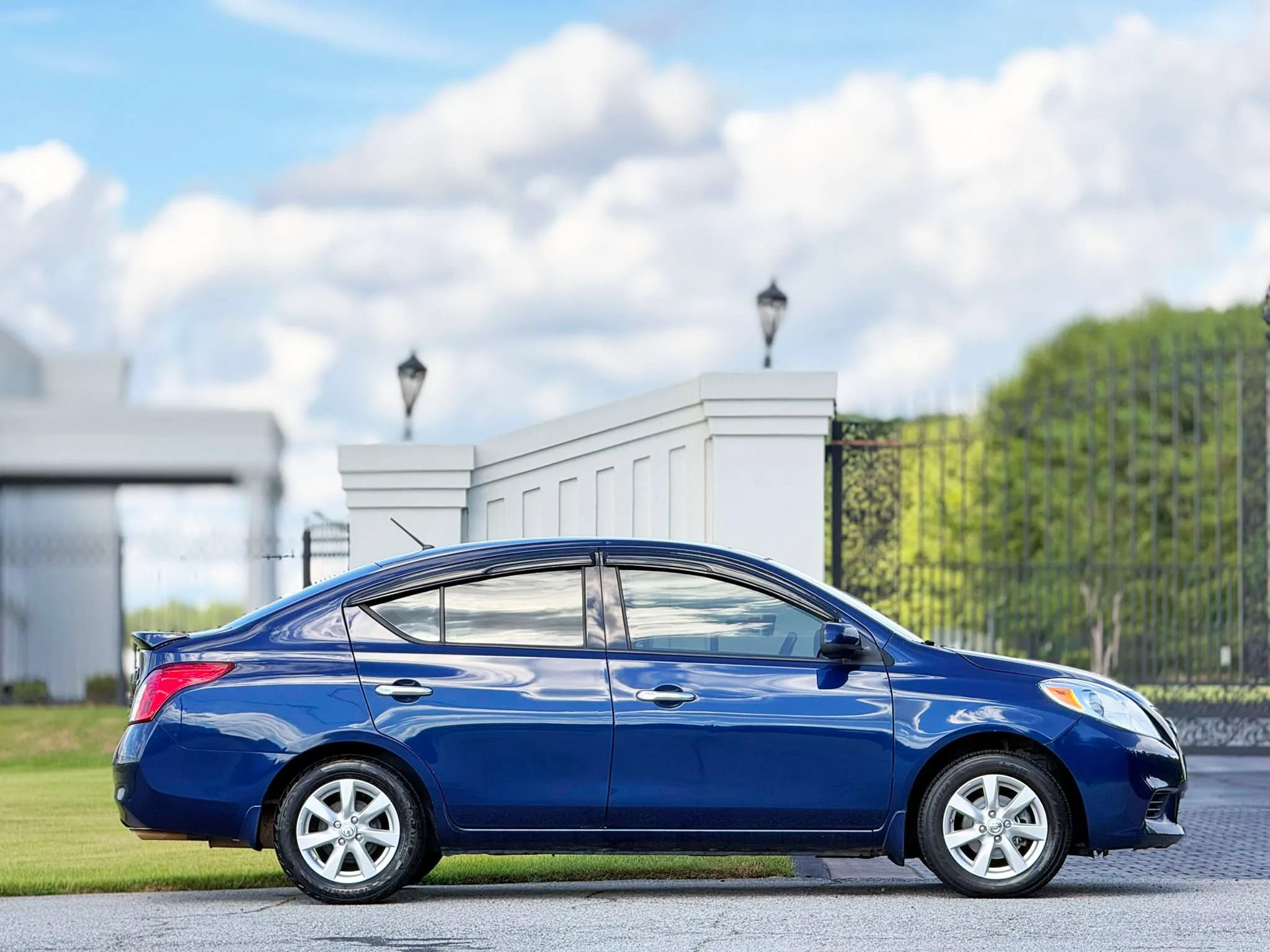 Used 2014 Nissan Versa SV w/ Convenience Package FWD image 6