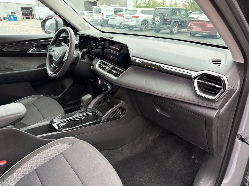 Used 2025 Chevrolet TrailBlazer LT AWD/4WD image 16