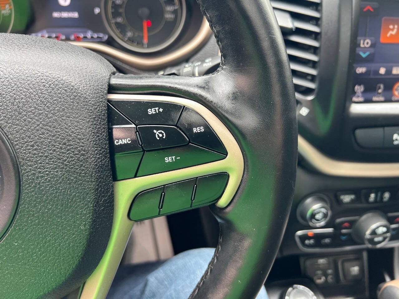 Used 2018 Jeep Cherokee Limited AWD/4WD image 32