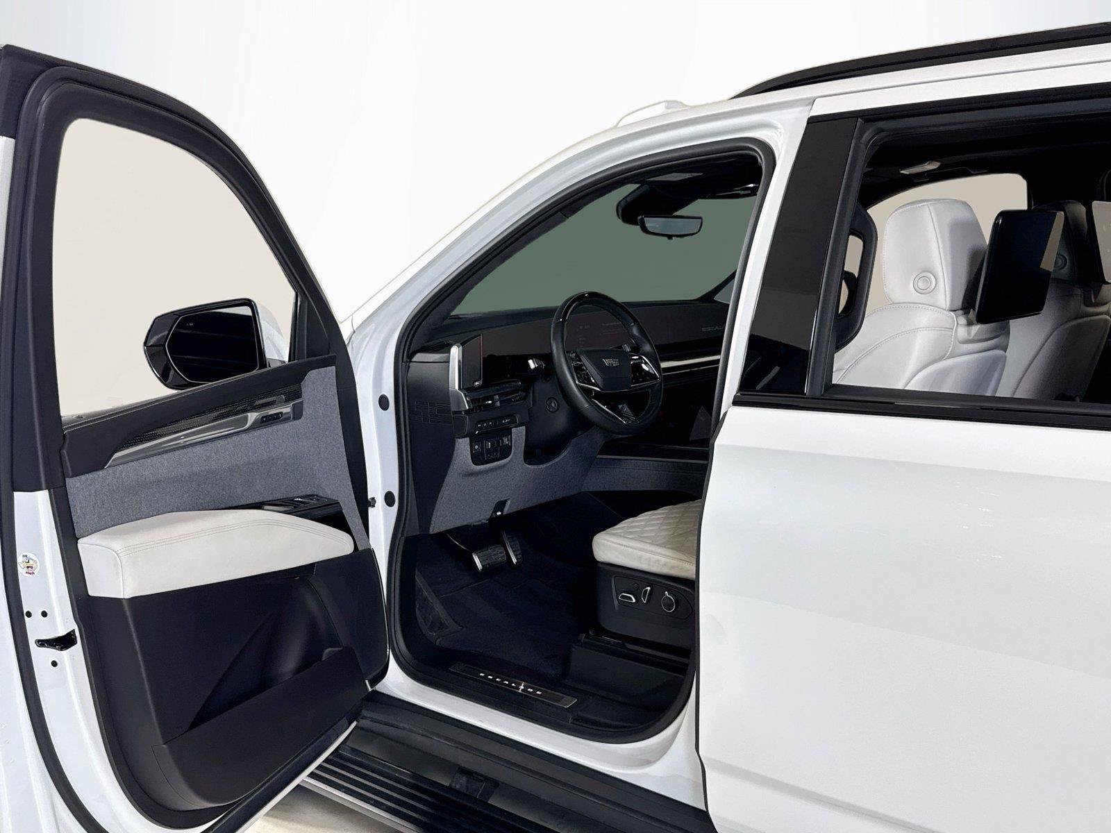 Used 2025 Cadillac Escalade V AWD/4WD image 12