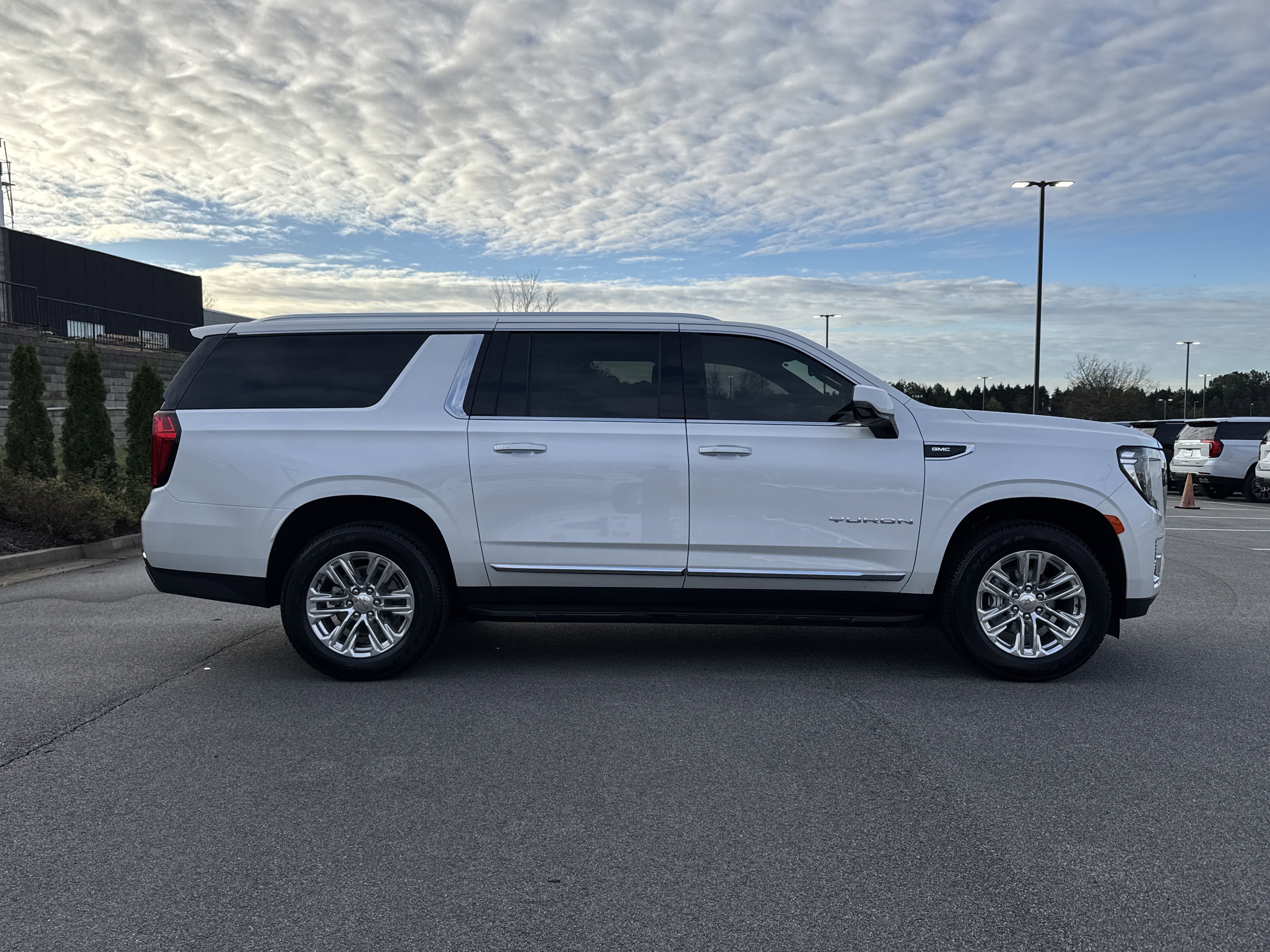 Used 2024 GMC Yukon XL SLT w/ SLT Luxury Package image 11