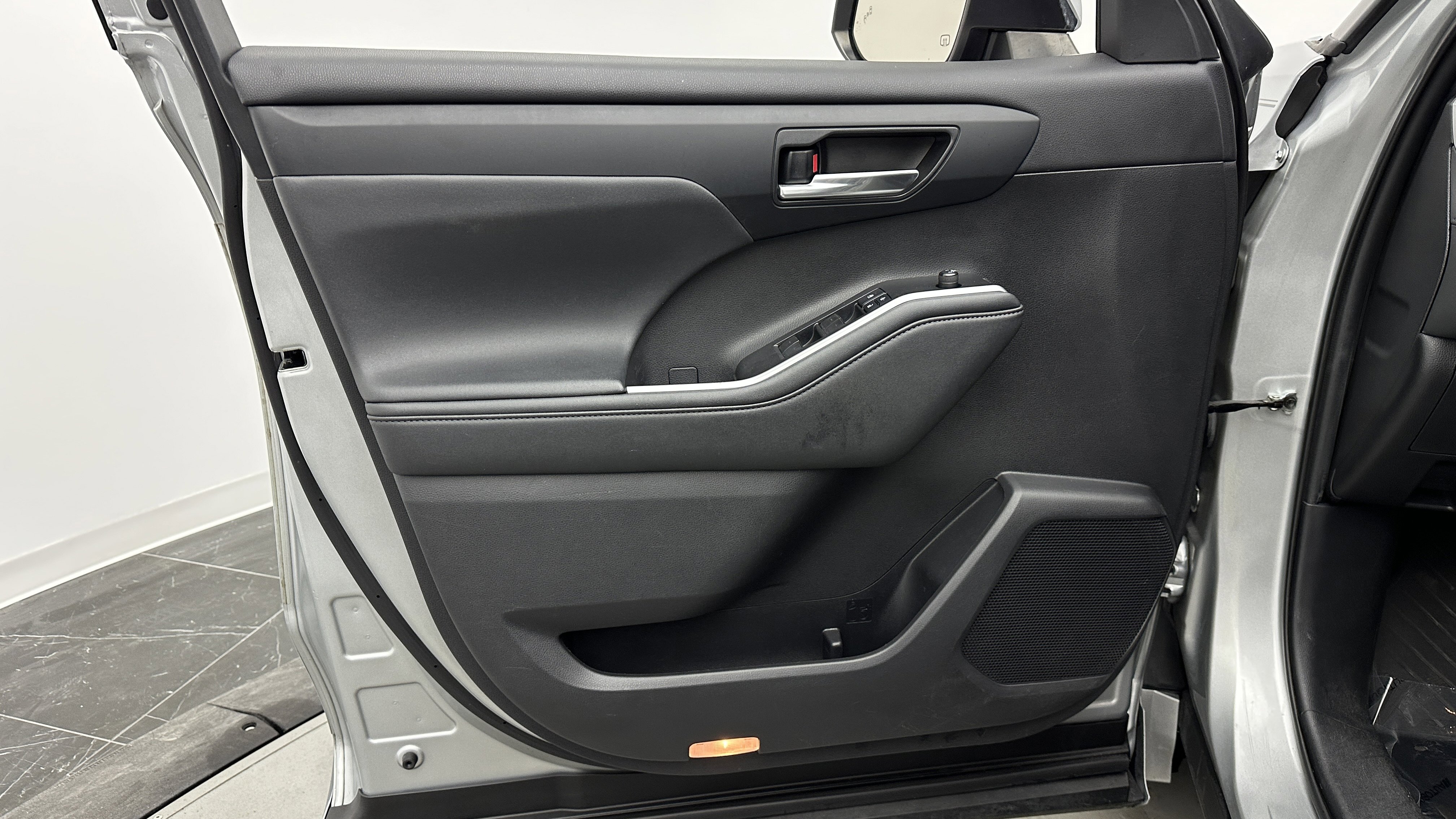 Used 2021 Toyota Highlander XLE image 11