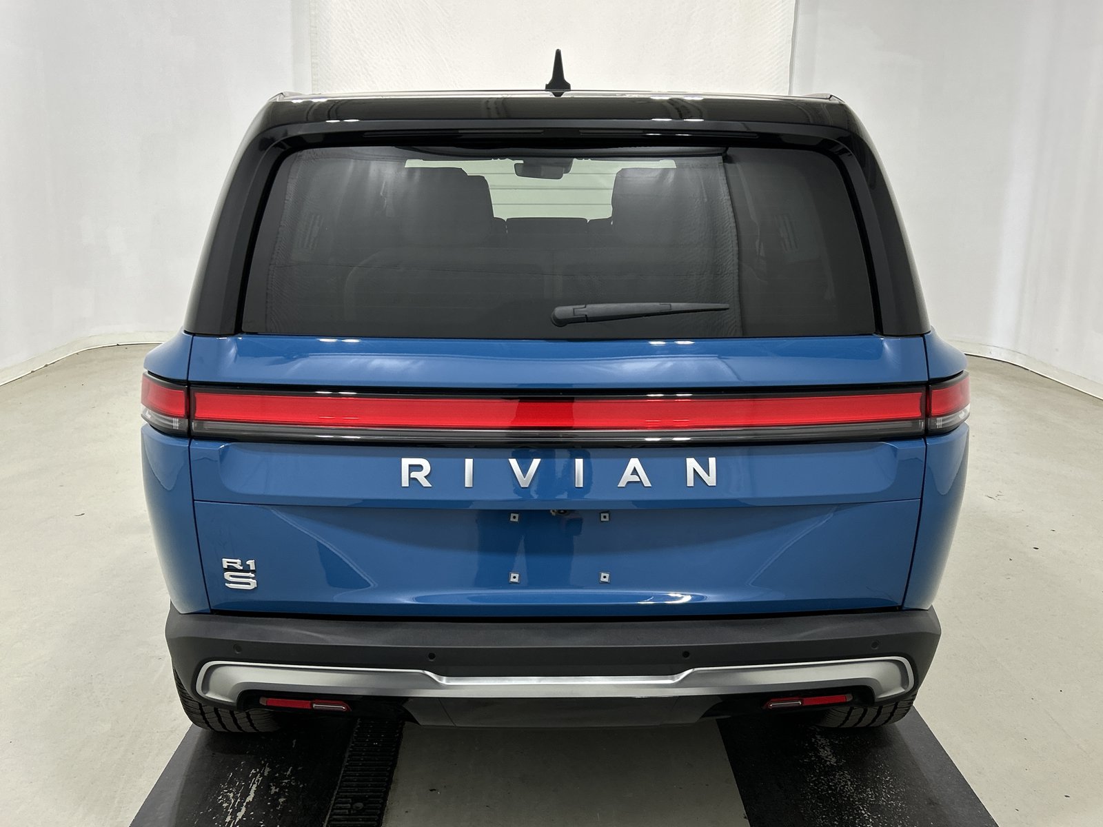 Used 2024 Rivian R1S Adventure AWD/4WD image 4