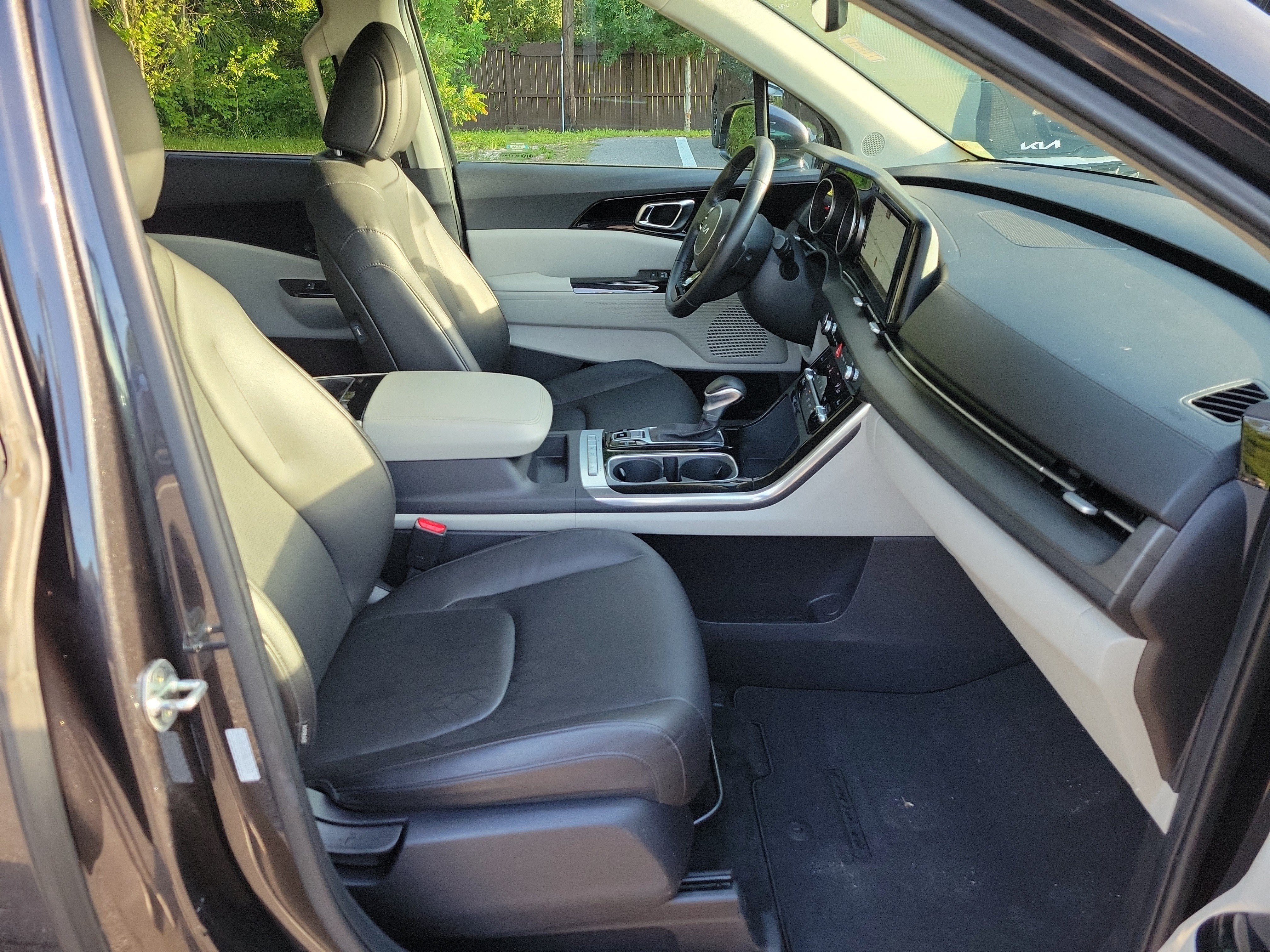 Used 2022 Kia Carnival EX FWD image 6