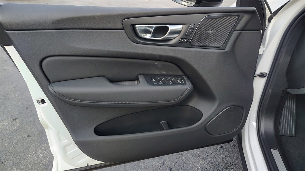 New 2026 Volvo XC60 B5 Ultra w/ Climate Package image 8