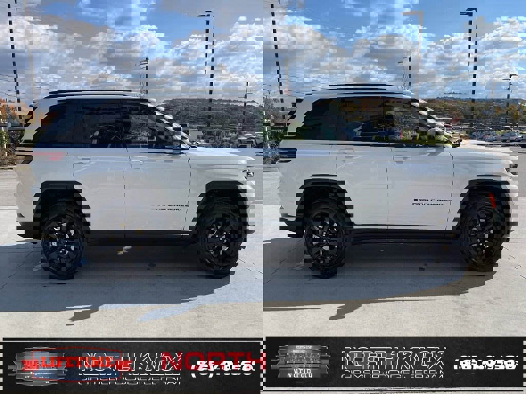 New 2025 Jeep Grand Cherokee Altitude image 22