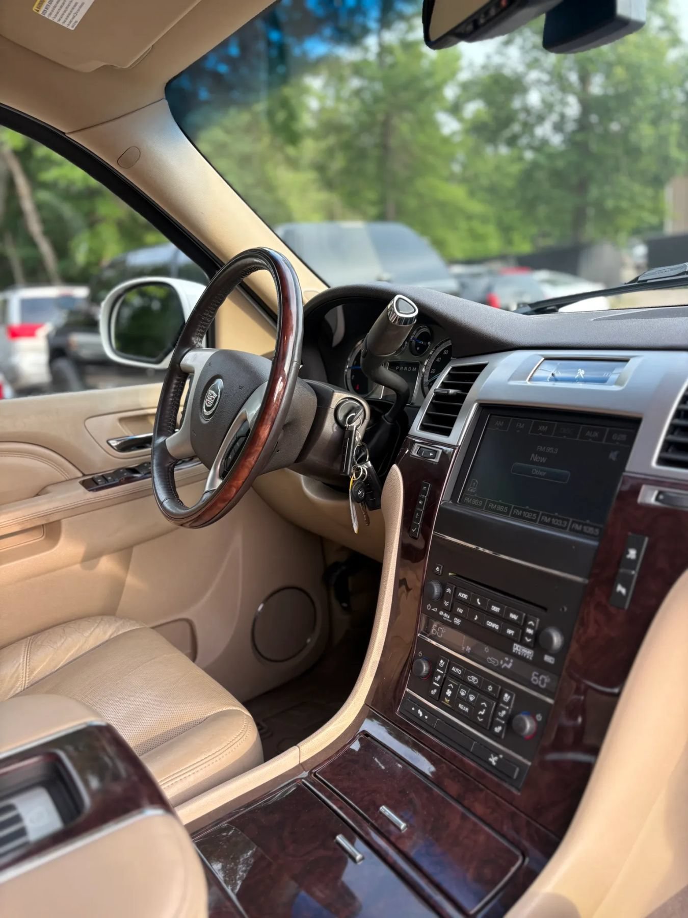 Used 2011 Cadillac Escalade Premium AWD/4WD image 28