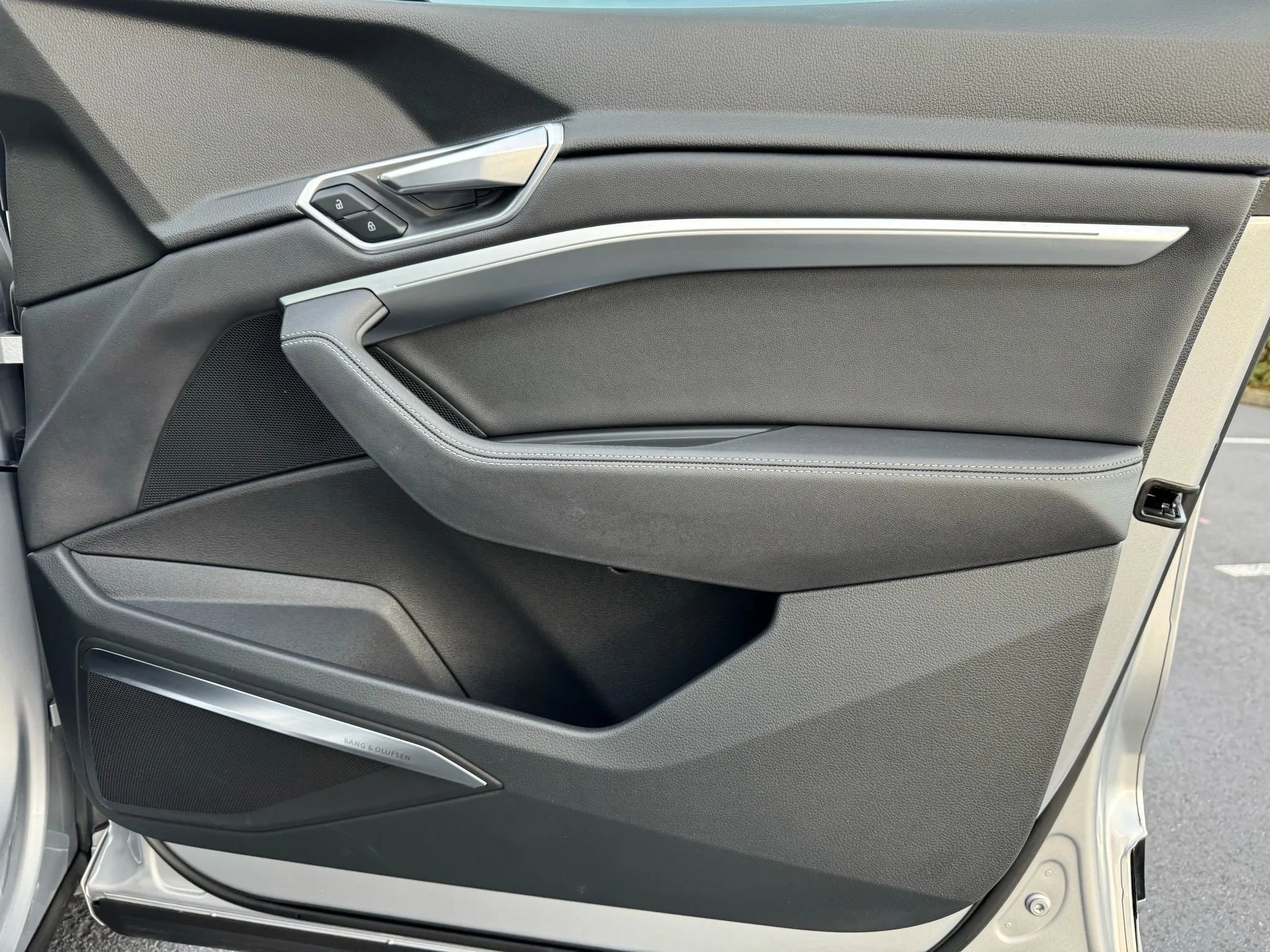 Used 2022 Audi e-tron Premium Plus w/ Premium Plus Package image 44