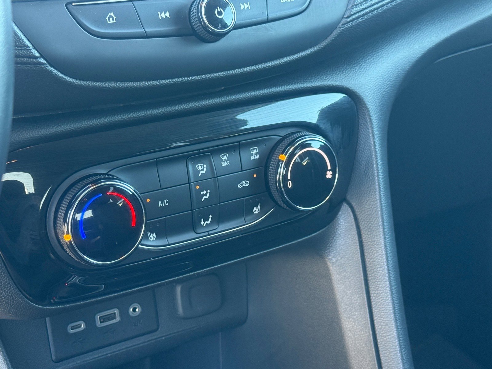 Used 2020 Buick Encore GX Preferred w/ Cold Weather Comfort Package image 22