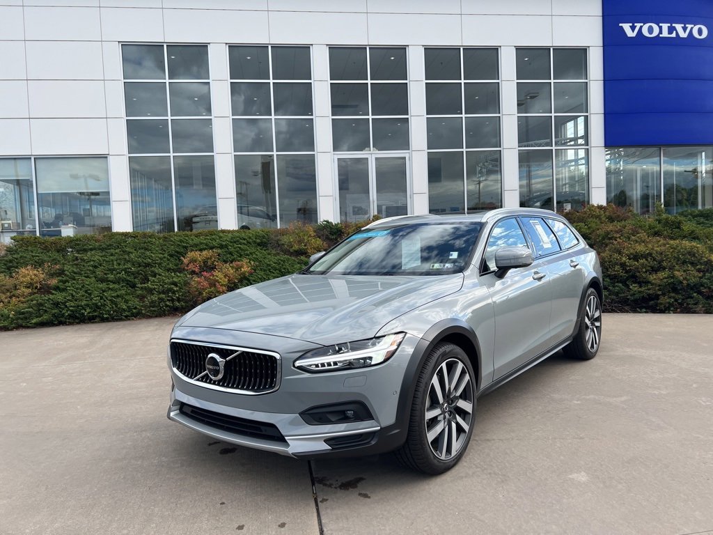 Certified 2025 Volvo V90 B6 Cross Country Plus image 39