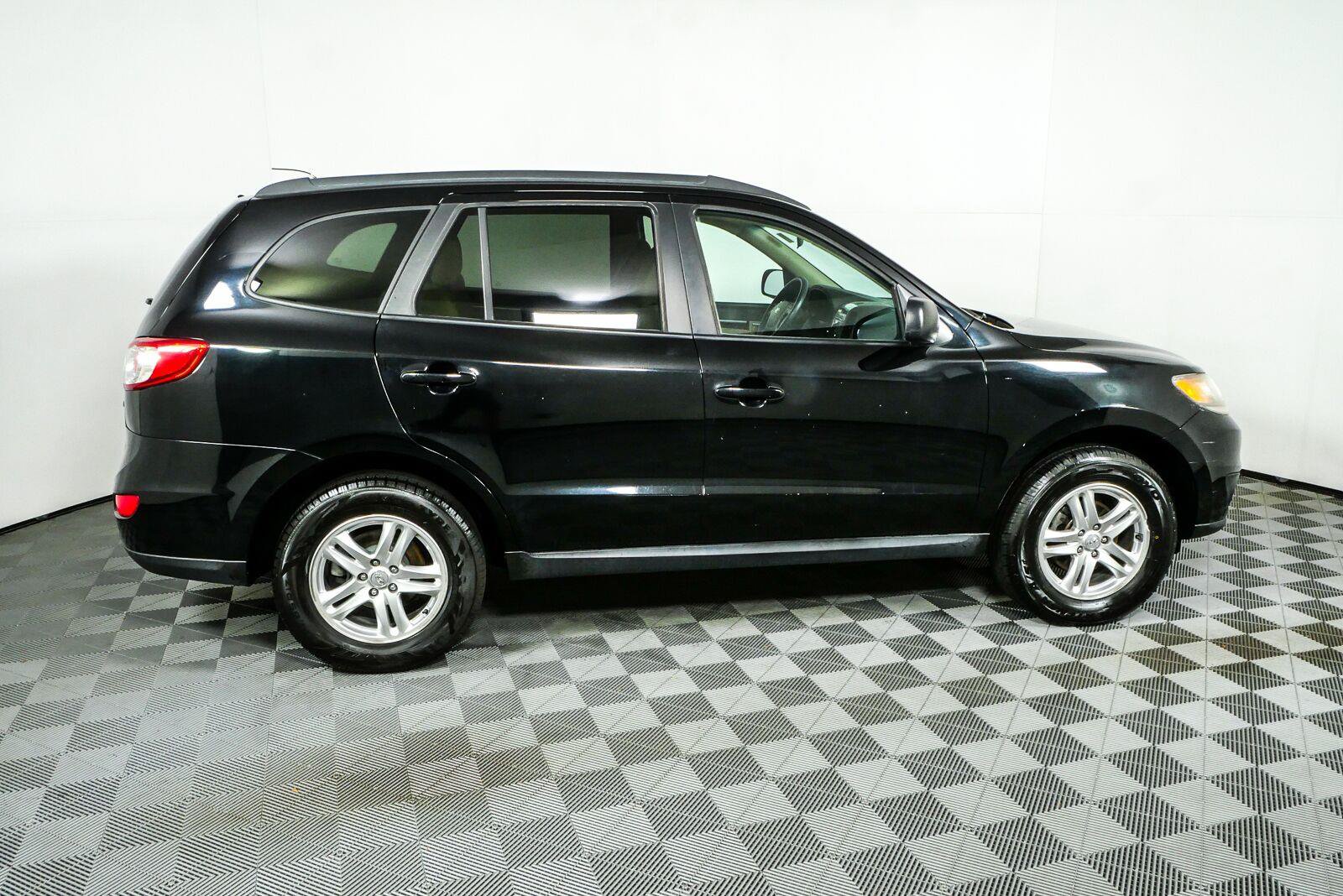 Used 2011 Hyundai Santa Fe GLS FWD image 2