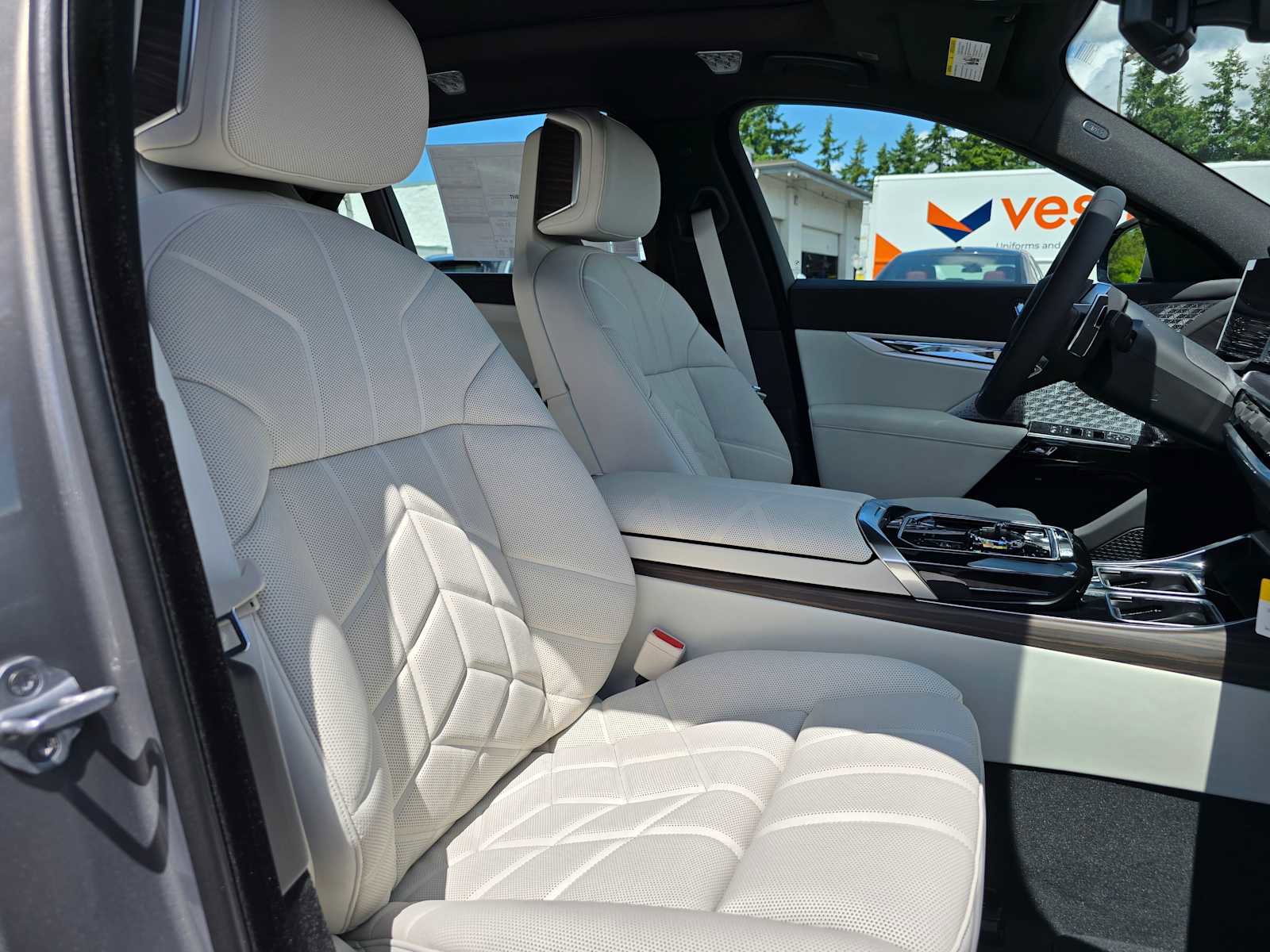 Used 2025 BMW 750e xDrive w/ Executive Package image 11