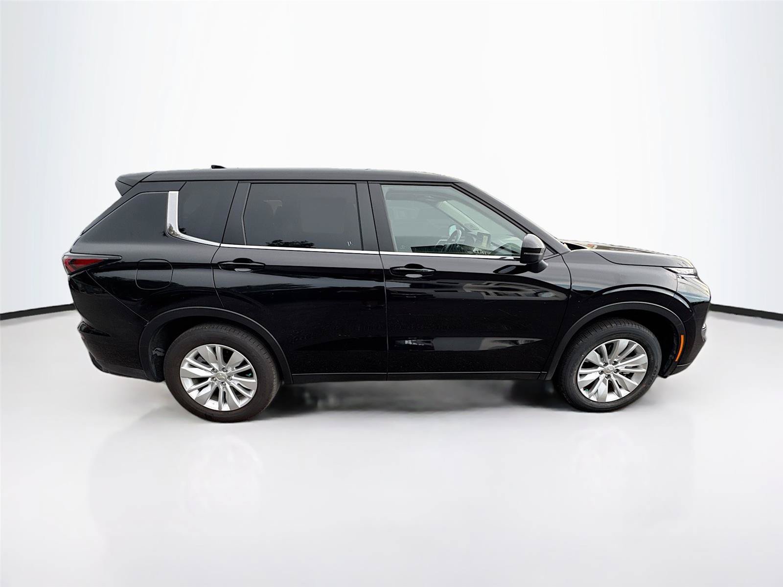 Used 2025 Mitsubishi Outlander ES FWD image 4