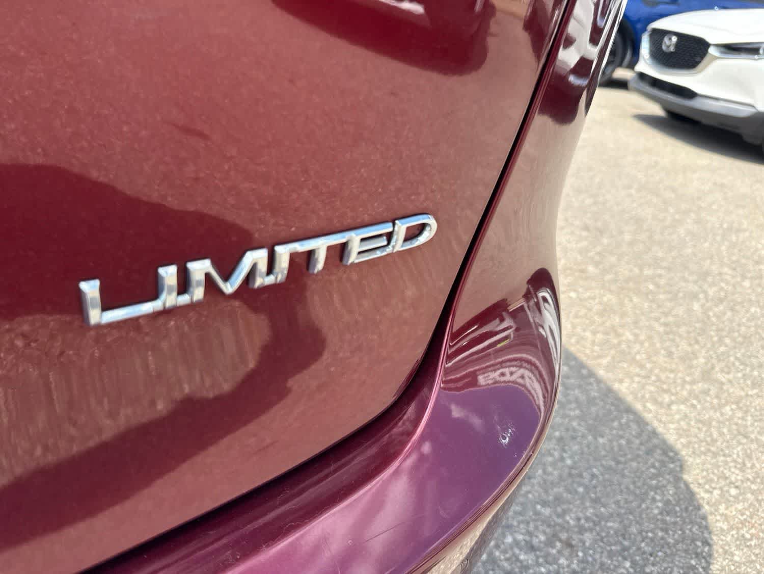 Used 2018 Chrysler Pacifica Limited w/ Tire & Wheel Group FWD image 19