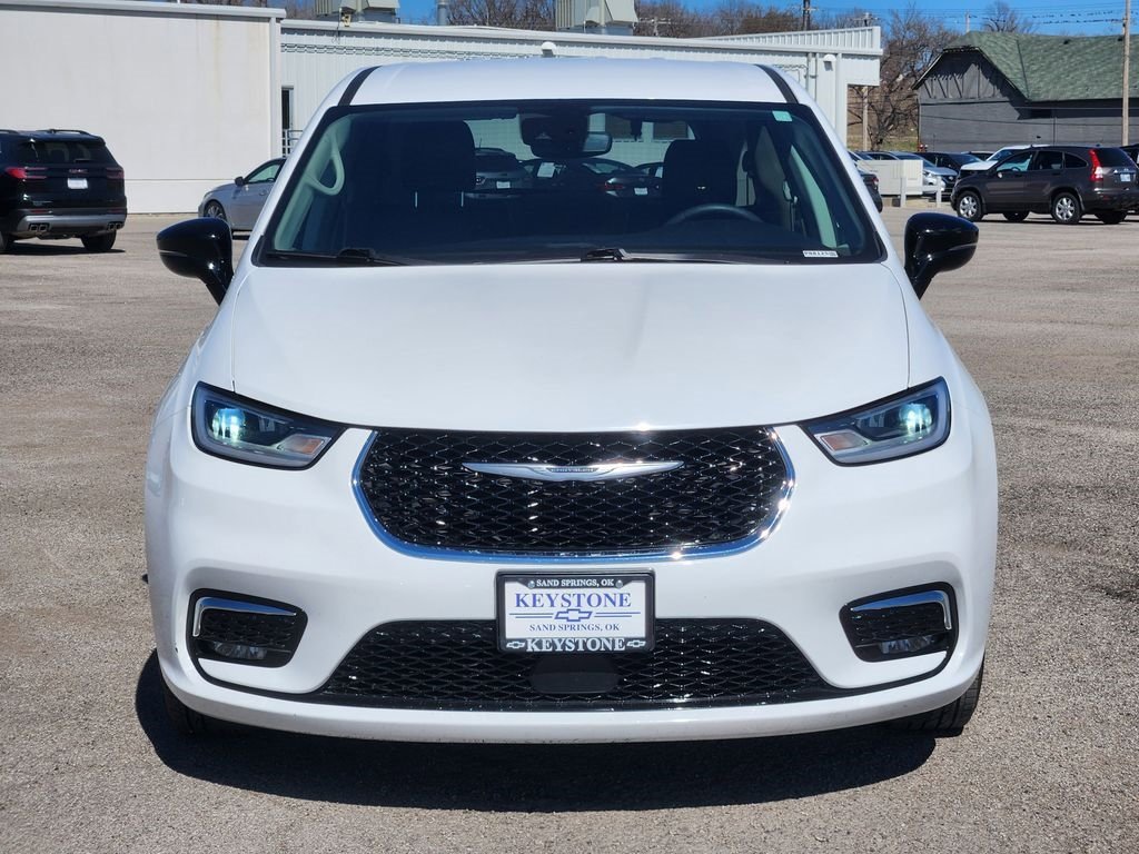 Used 2024 Chrysler Pacifica Touring-L image 2