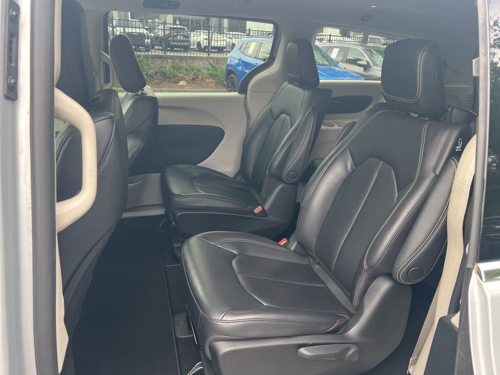 Used 2023 Chrysler Pacifica Touring-L FWD image 13