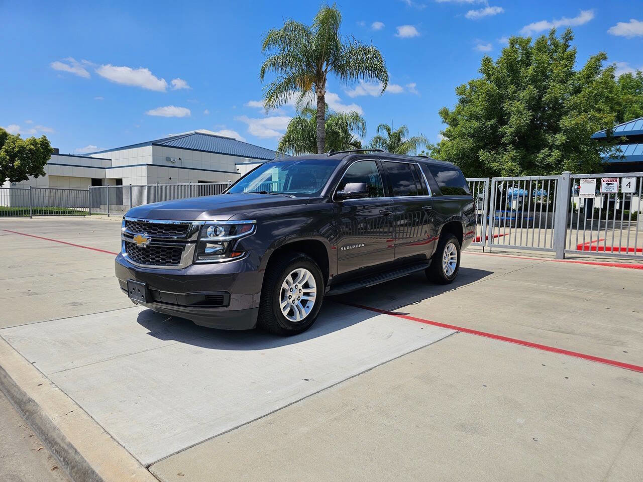 Used 2016 Chevrolet Suburban LS RWD image 2