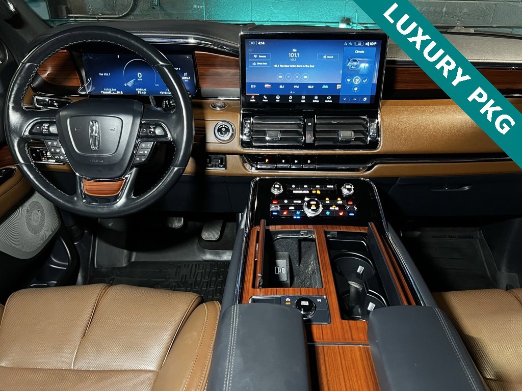 Used 2023 Lincoln Navigator Reserve image 2