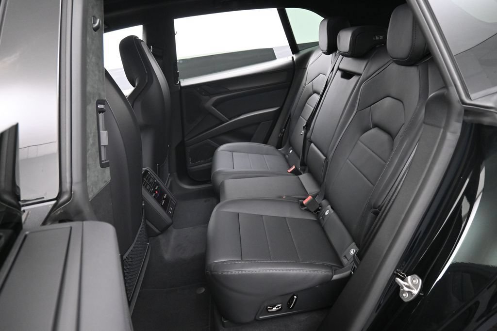 New 2026 Porsche Cayenne Turbo AWD/4WD image 24
