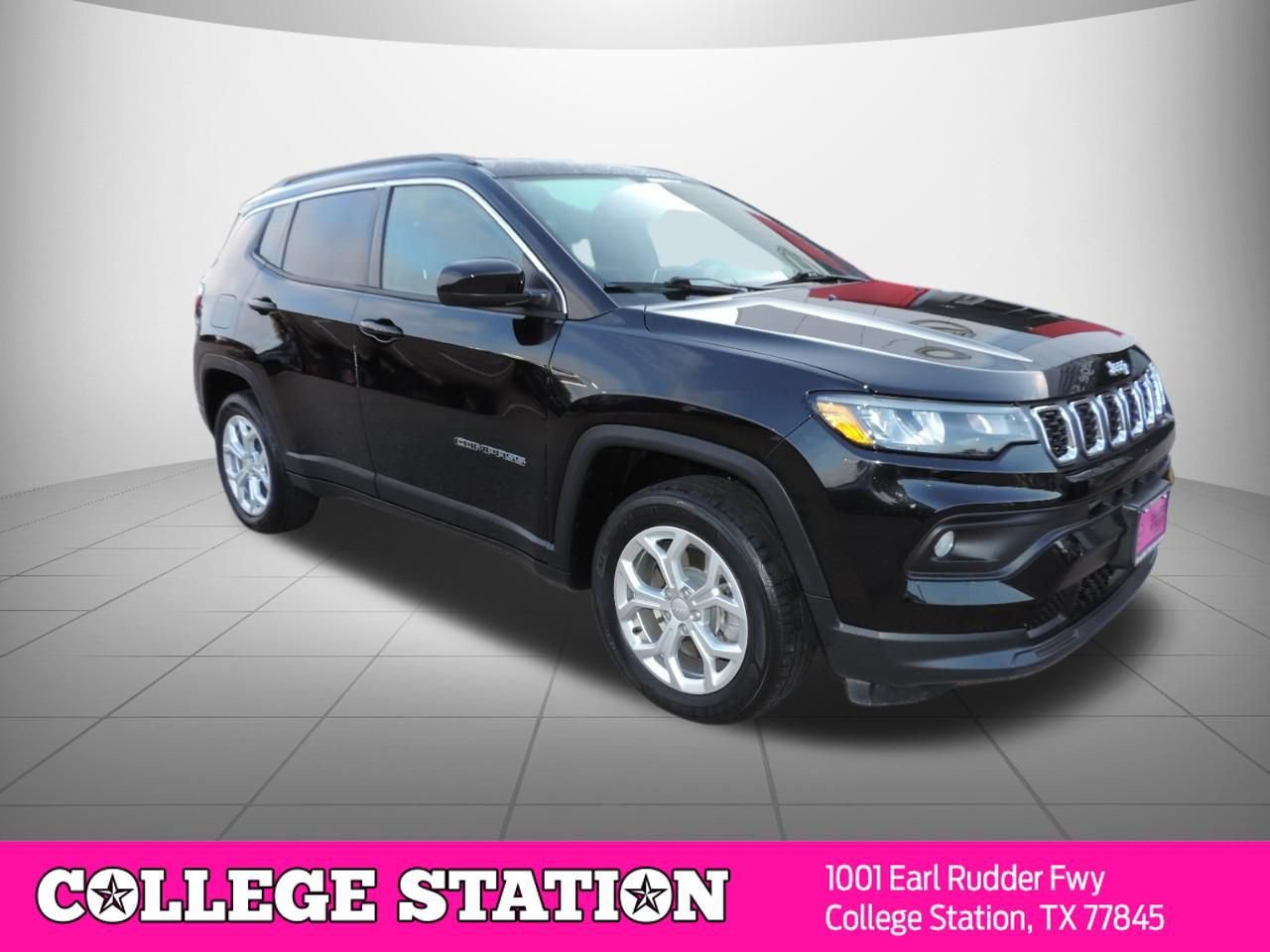 Used 2024 Jeep Compass Latitude AWD/4WD image 3