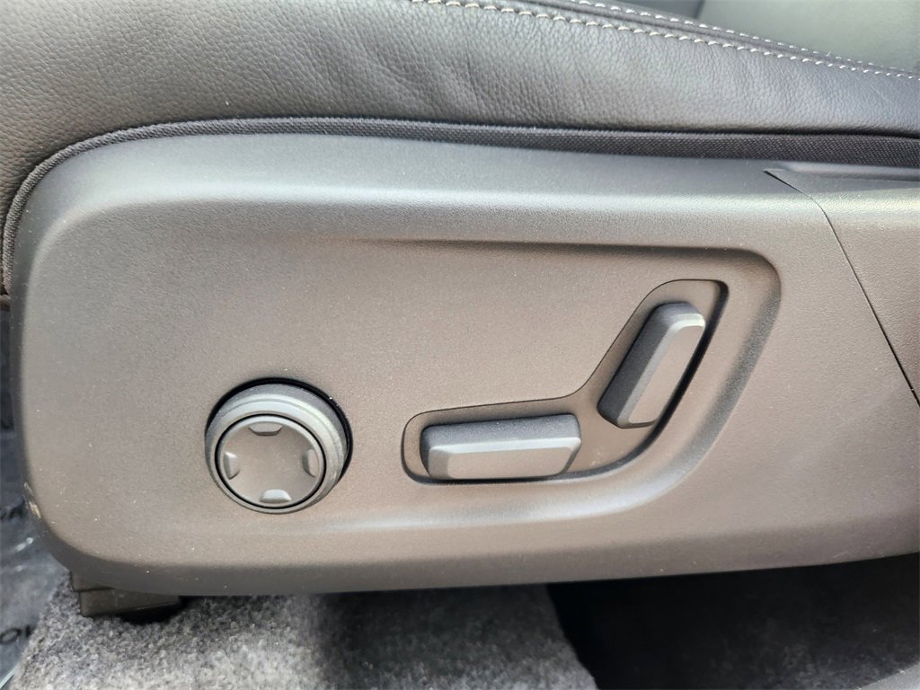 New 2025 Volvo XC40 B5 Ultra w/ Climate Package image 8