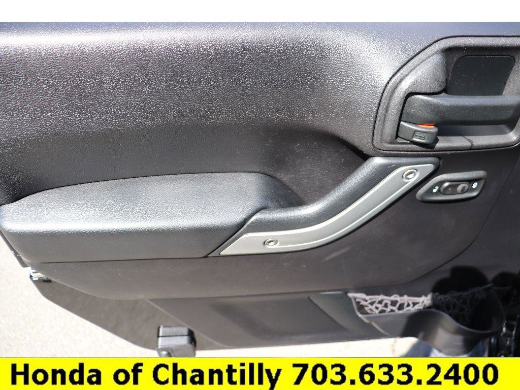 Used 2015 Jeep Wrangler Unlimited Sahara w/ Connectivity Group AWD/4WD image 17