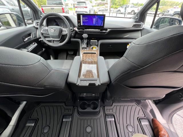 Used 2025 Toyota Sienna Limited AWD/4WD image 9