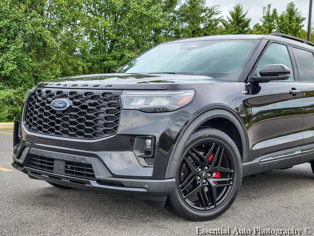 Used 2025 Ford Explorer ST-Line w/ ST-Line Street Pack AWD/4WD image 2