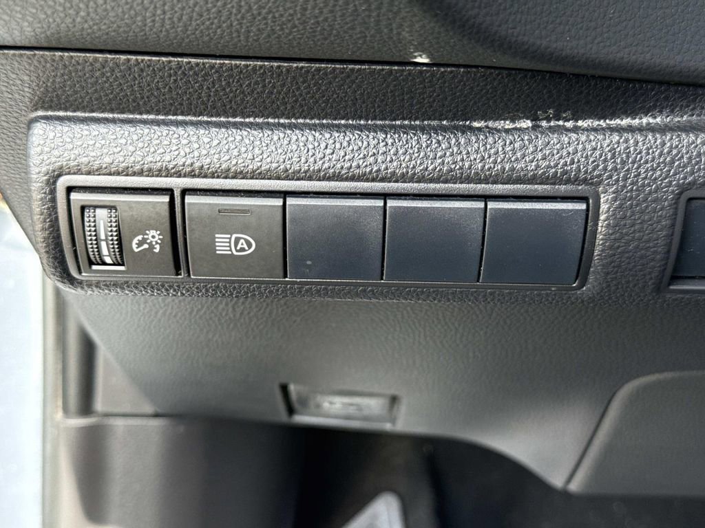 Used 2021 Toyota Corolla LE image 40