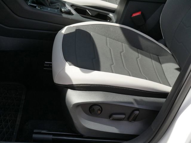 Used 2025 Volkswagen Taos SE AWD/4WD image 14