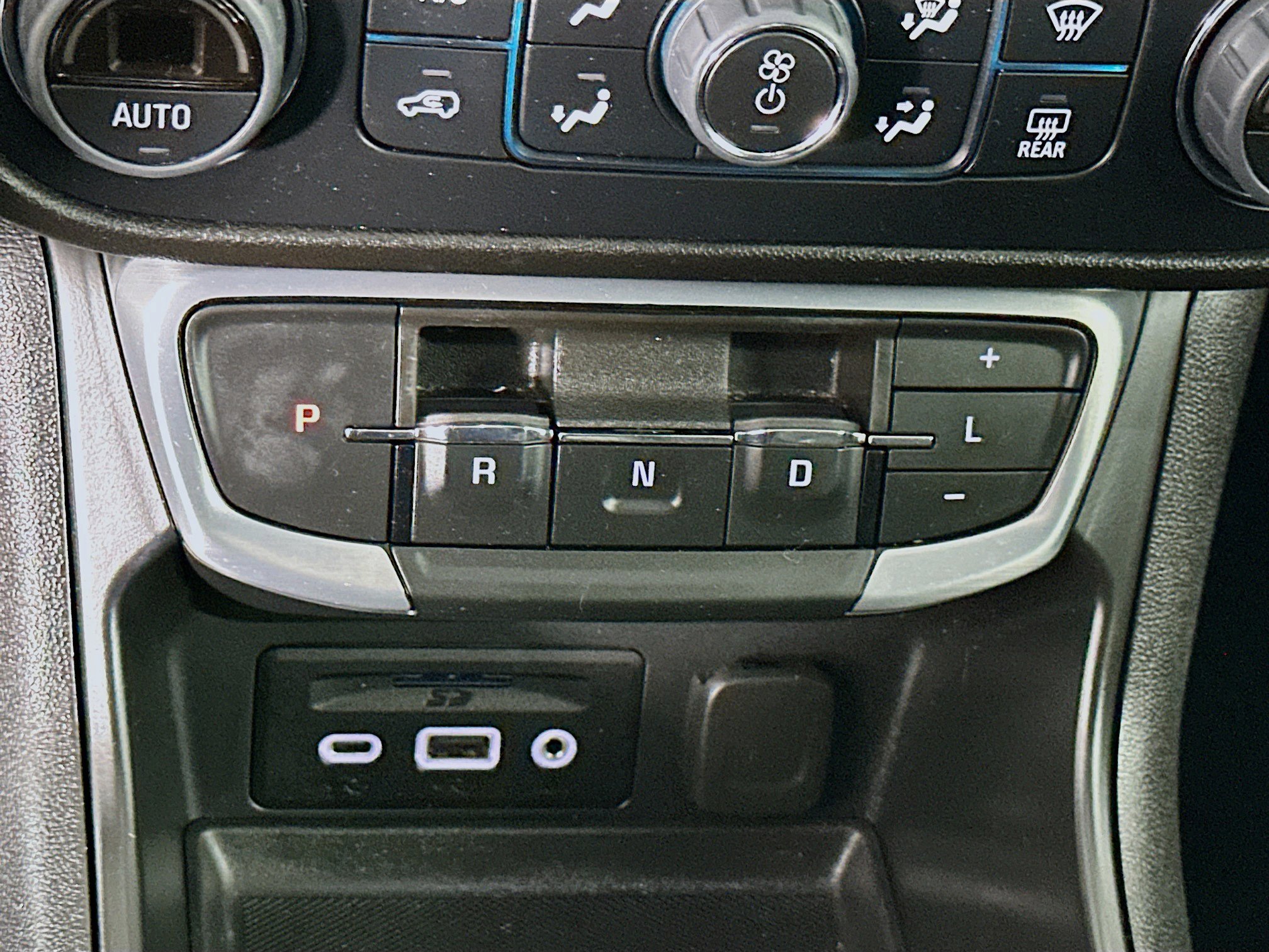 Used 2024 GMC Terrain SLT image 24