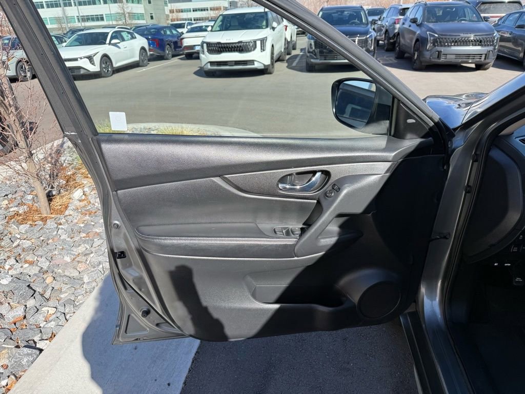 Used 2017 Nissan Rogue SV image 10
