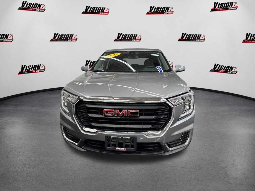 Used 2023 GMC Terrain SLE image 2