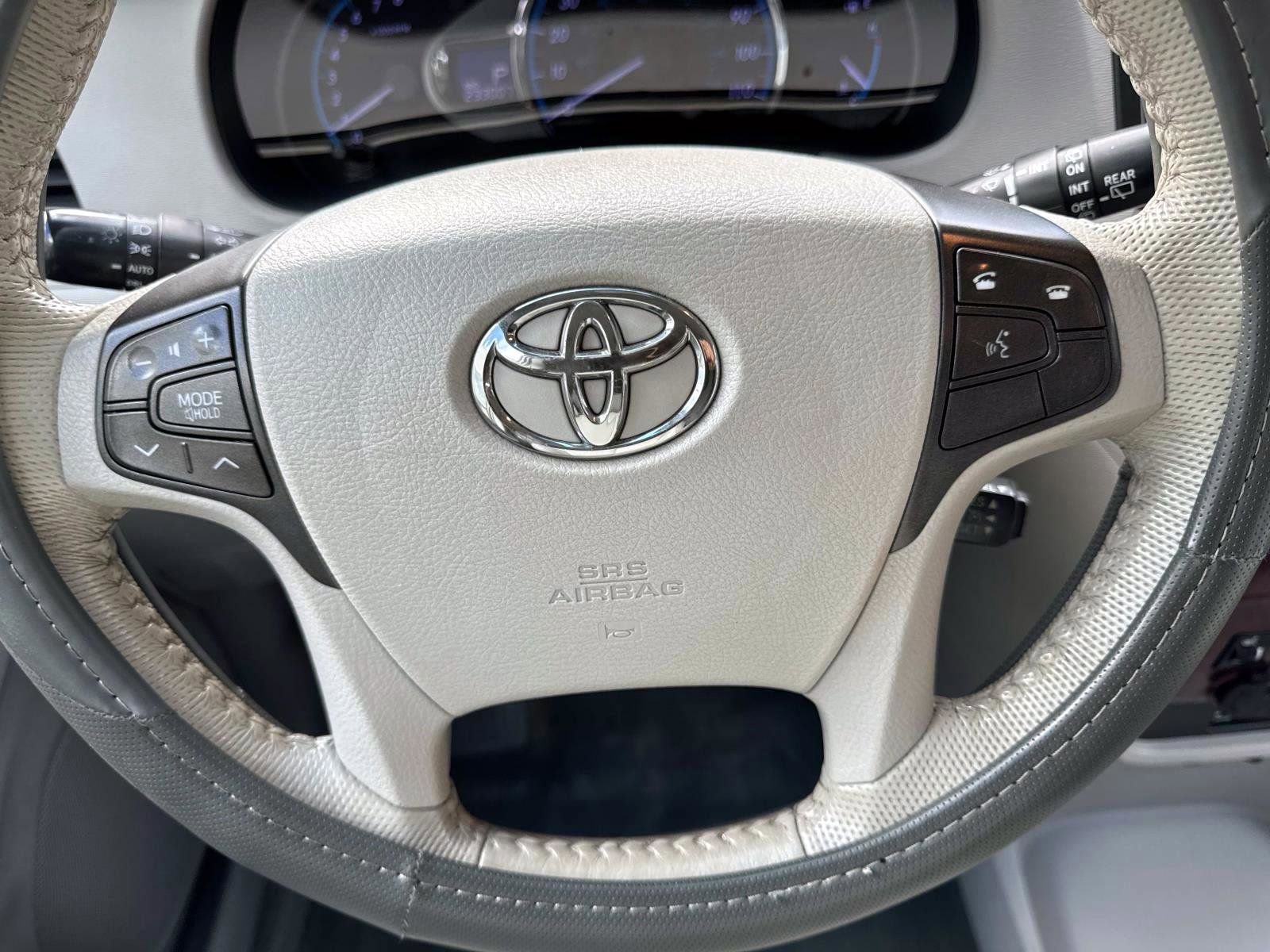 Used 2014 Toyota Sienna XLE image 23