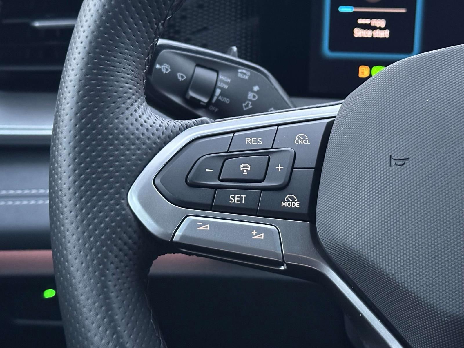 Used 2025 Volkswagen Tiguan SE R-Line image 22